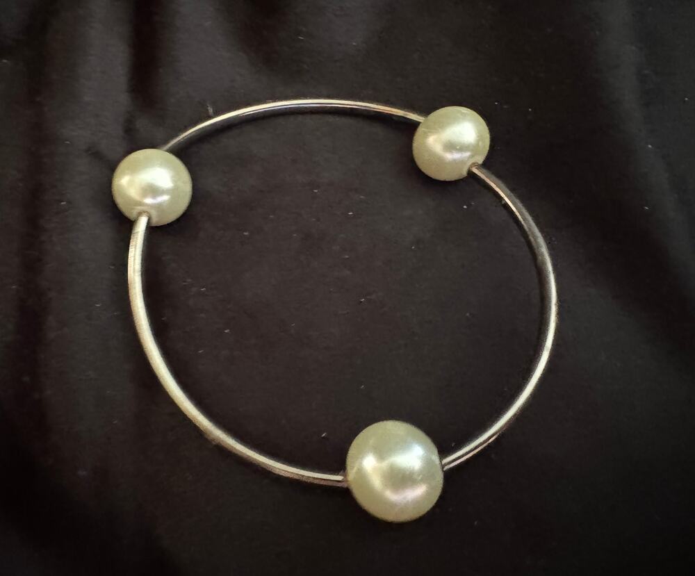 Silver Tone Faux Pearl Stretch Bracelet  B055